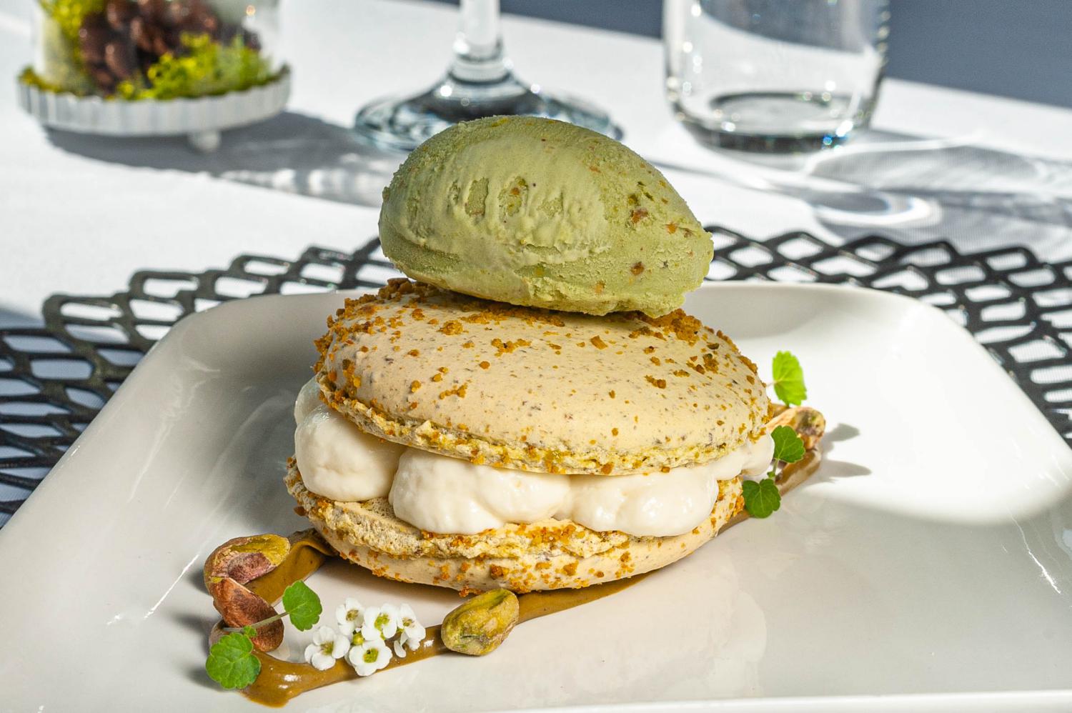 Le Macaron pistache &#38;  fleur d'oranger